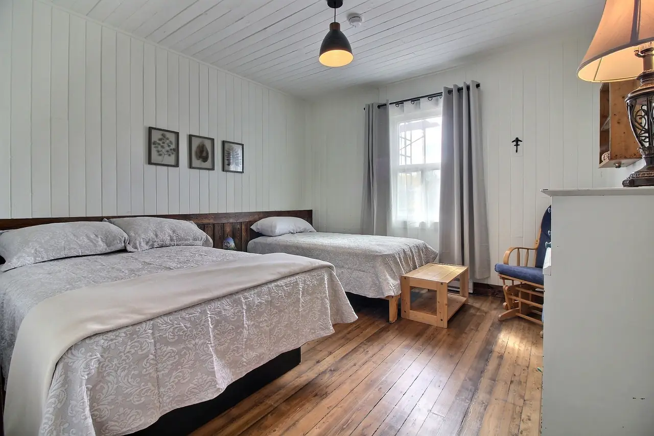La chambre Onatchiway : lit double et lit simple de part et d'autre de la fenêtre.