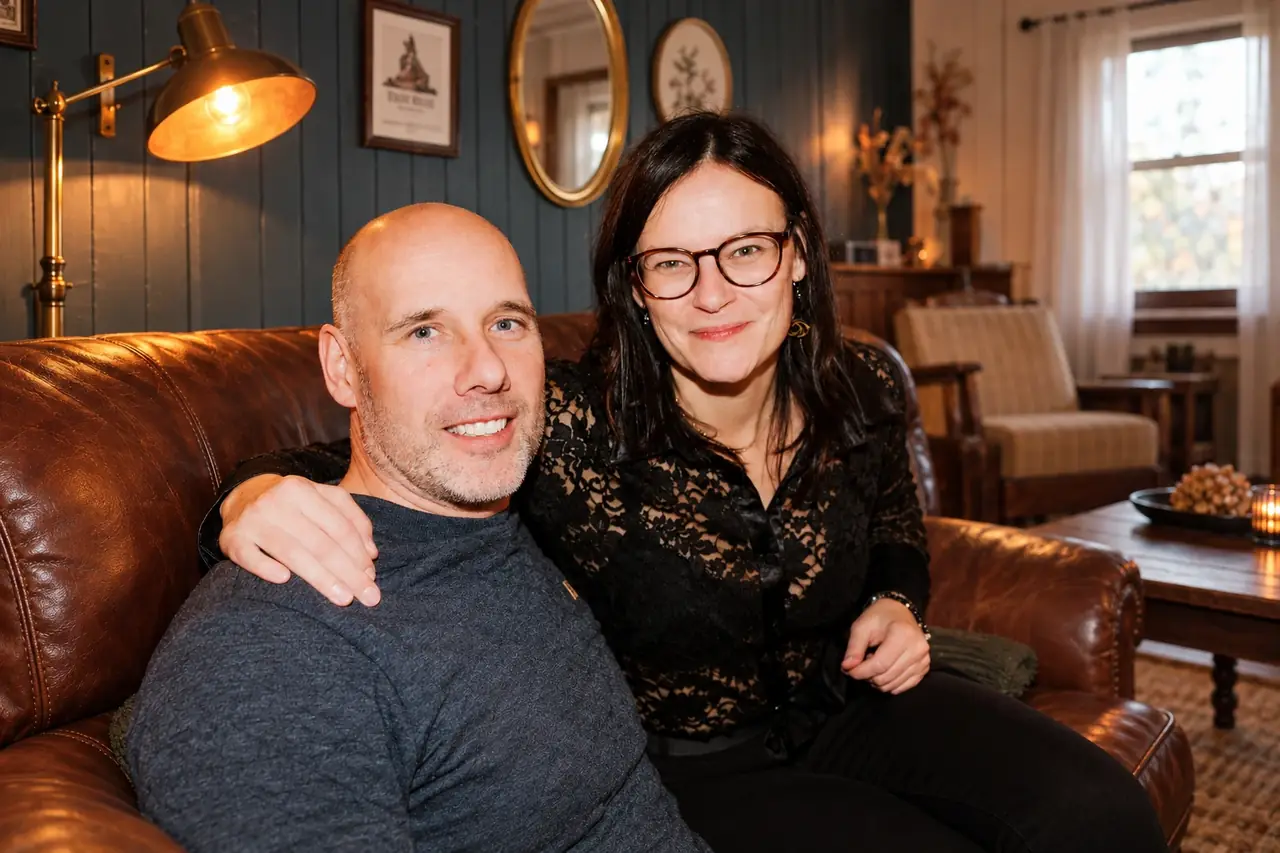 Karine et Marc, assis sur le divan de cuir de la salle commune, devant le mur bleu.